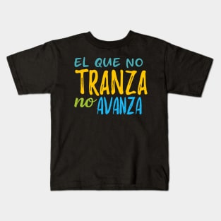 El que no tranza, no avanza - color design Kids T-Shirt